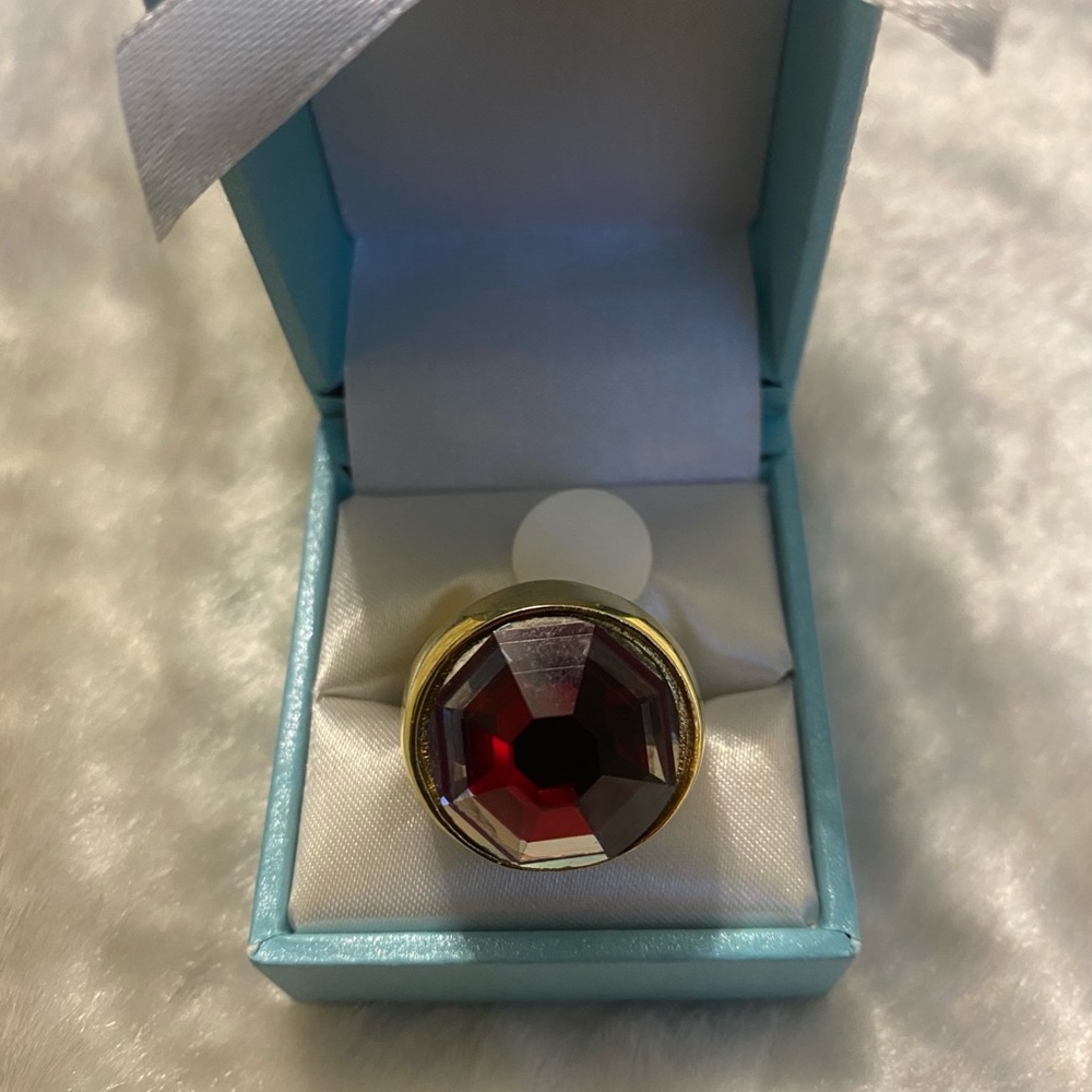 ☘️GUESS Brand Elegant Gold and Red Ruby Ring